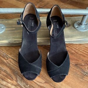 🩵🖤 All reasonable offers considered! TOMS Black Open Toed Wedge Sandals 🖤🩵